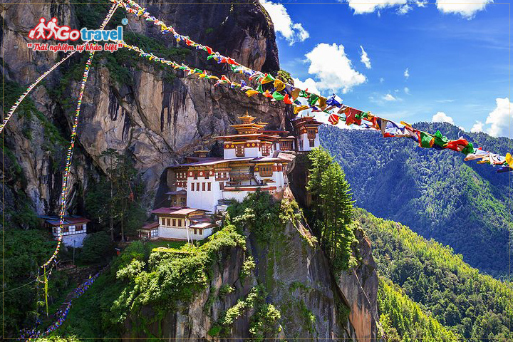 Du lịch Bhutan khám phá tu viện Taktsang nằm cheo leo phía bên thung lũng Paro.