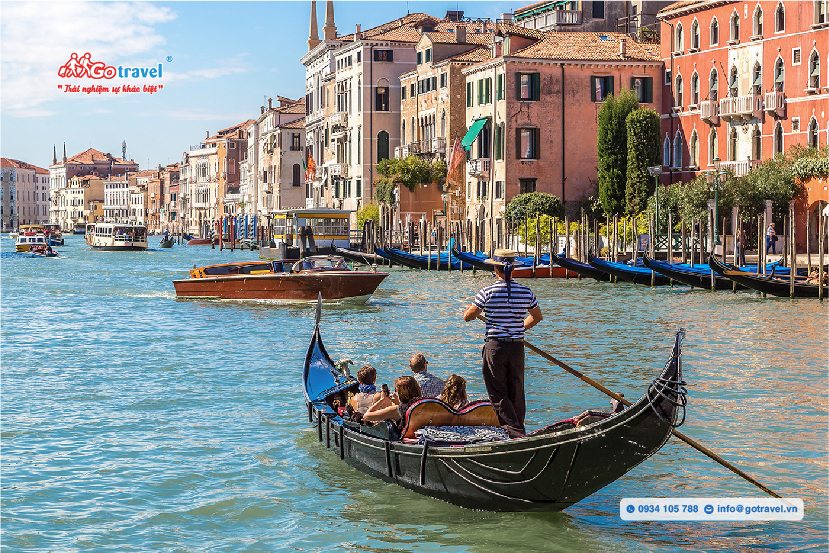 Thưởng thức tiếng hát của người chèo thuyền gondola trên kênh Venice